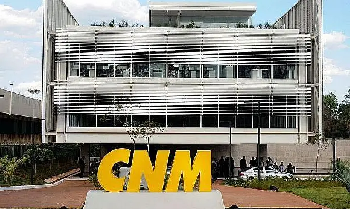 Adicional do FPM ajuda municípios e 90% garantem ter pago folha e 13º, mas 21,5% admitem atraso com fornecedores