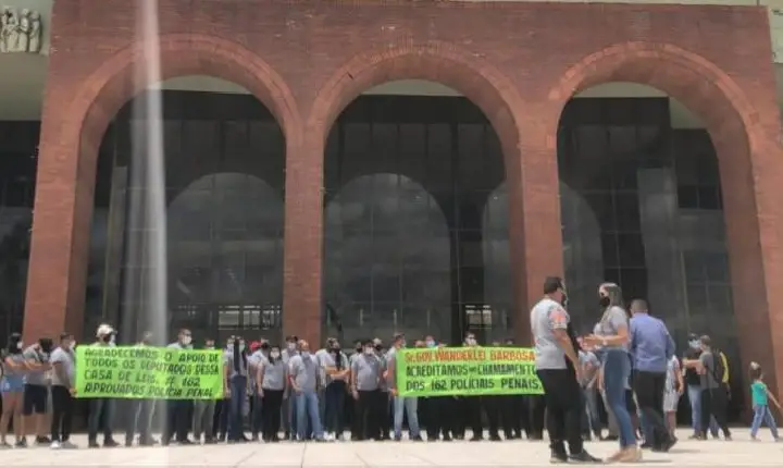 Aprovados do concurso da Polícia Penal protestam pelo 2º dia no Palácio Araguaia