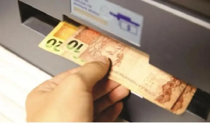 Banco terá que devolver em dobro dinheiro descontado de aposentada e pagar danos morais