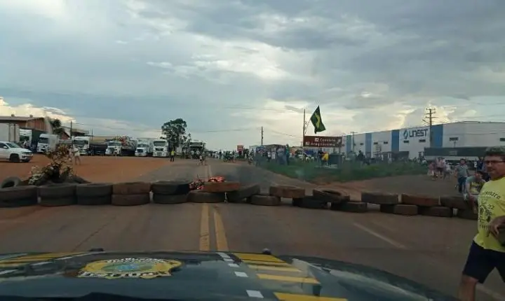 BR-153 volta a ser bloqueada no Tocantins por caminhoneiros pró-Bolsonaro, agora em Paraíso