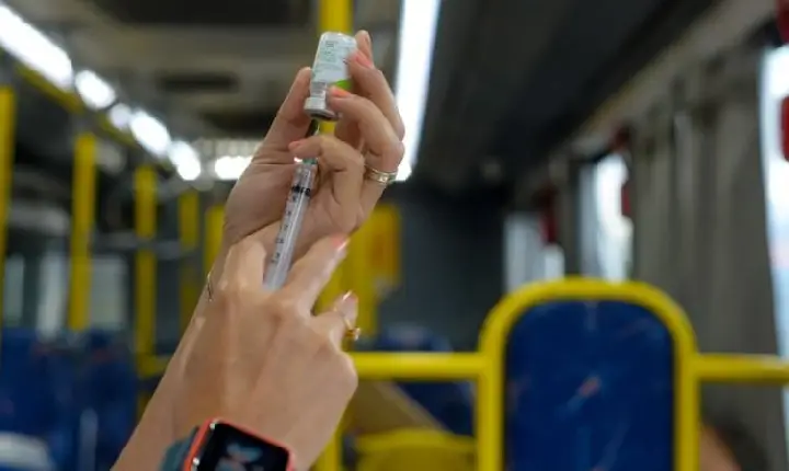 'Busão do Mais Saúde' realiza vacinação contra Covid-19 e Influenza na Estação Javaé