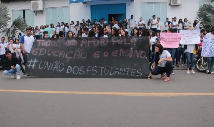 Com faixas e cartazes, estudantes fazem protesto contra o Novo Ensino Médio em Araguaína