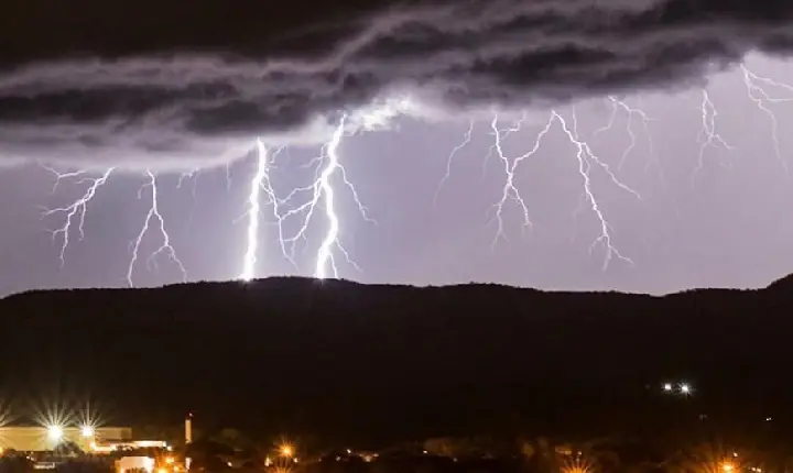 Com queda de mais de 109 mil raios, Estado bate recorde de descargas nas últimas 24h