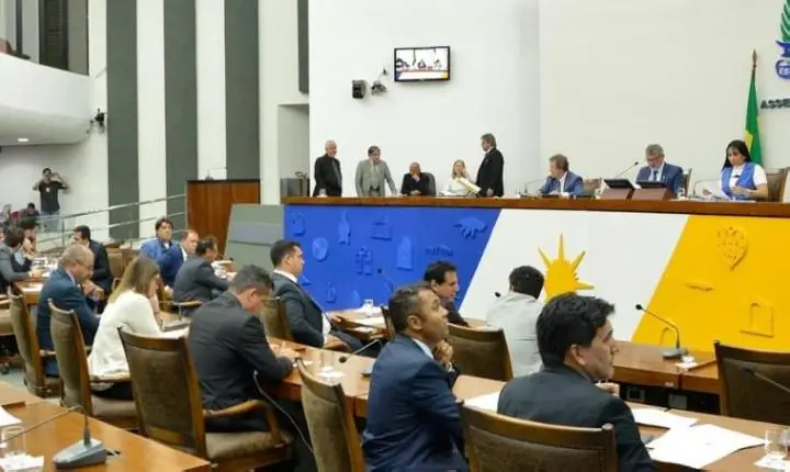 Deputados aprovam auxílio a servidores, indenização e estadualização de escolas em 13 cidades