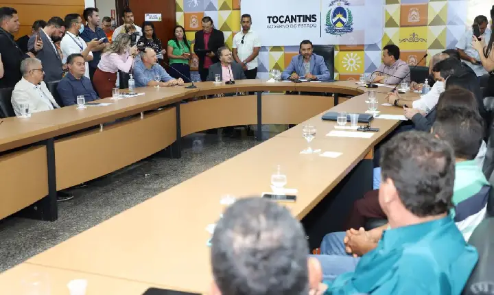 Estado irá pagar passivo de R$ 46,6 milhões dos professores em 6 vezes e anuncia R$ 6 milhões para educação de 11 municípios