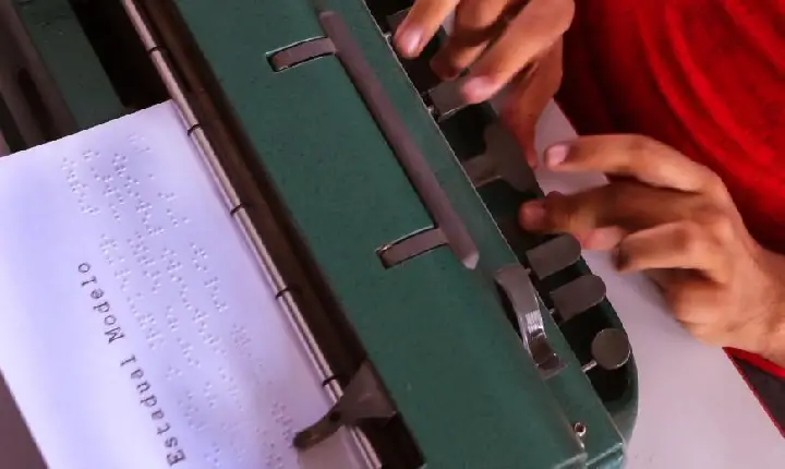 Estudantes com deficiência visual poderão solicitar diploma em braille