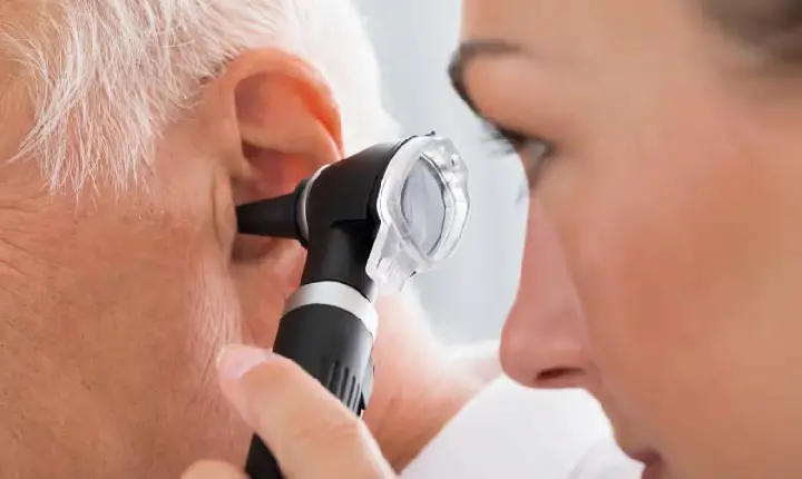 Fone de ouvido é o grande vilão da audição, alerta médico