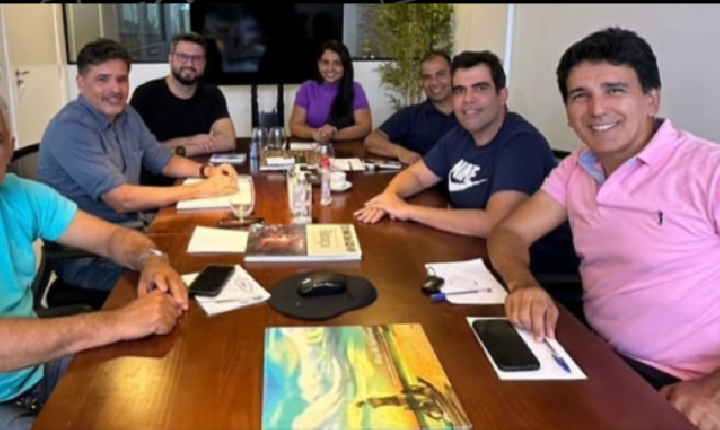 Foto que reúne pré-candidatos a prefeito de Palmas e lideranças políticas movimenta os bastidores