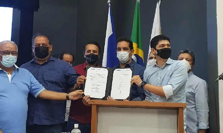 Gaguim compareceu ao evento de assinatura da Ordem de Serviço para obras em cinco quadras de Paraíso.