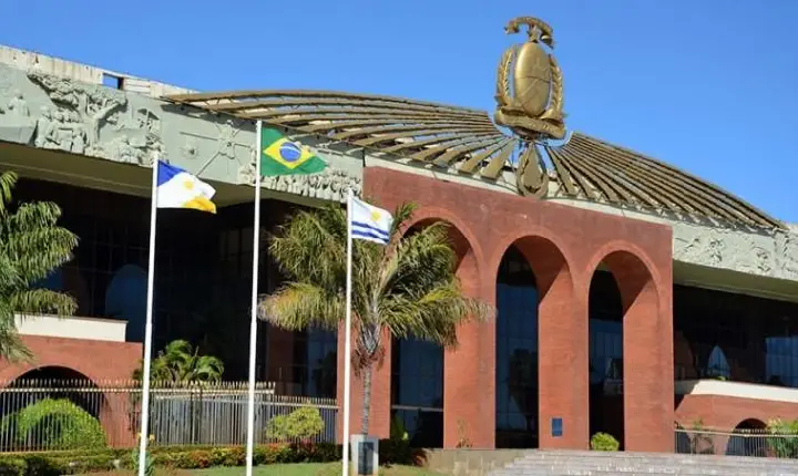 Governo nomeia 14 secretários, assessor, presidentes e vice de autarquias