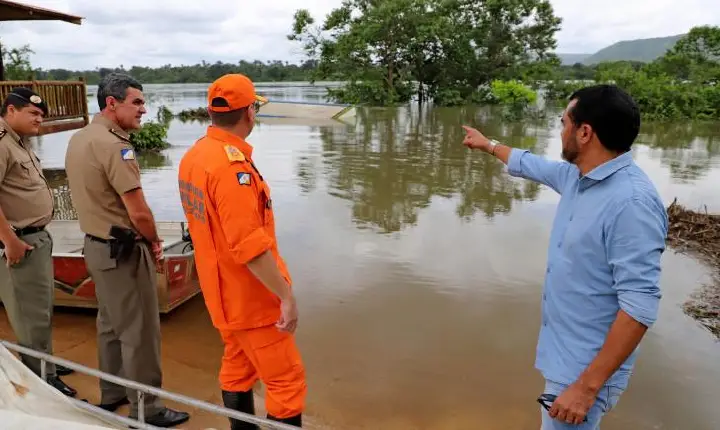 Governo repassa R$ 1 mil para cada uma das 2.859 famílias afetadas pelas enchentes.