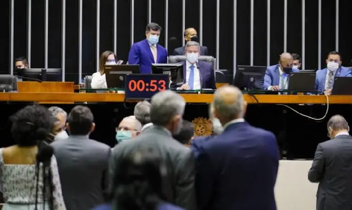Grupo de partidos vai questionar cálculo de sobras de votos para definir deputados eleitos e agita bastidores