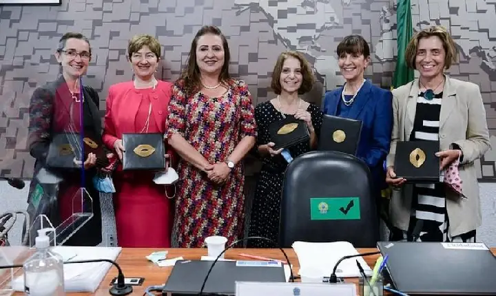 Kátia recebe reconhecimento por atuação na promoção de mulheres no Itamaraty