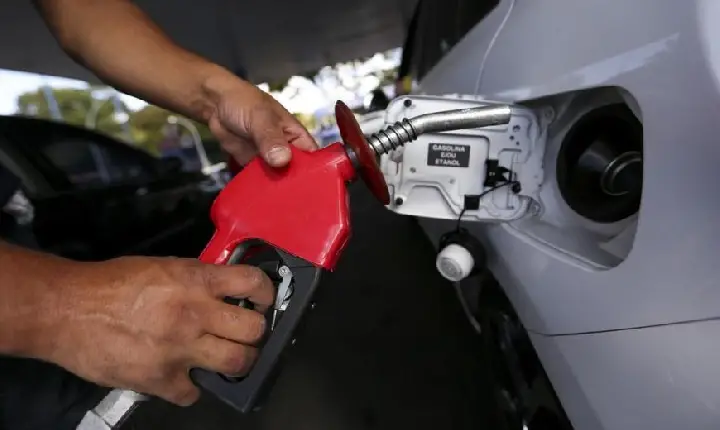 Petrobras anuncia redução de 4,8% no preço da gasolina para distribuidoras