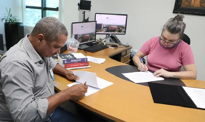 Prefeito assina termo no TCE/TO para sanar problemas em escolas municipais de Santa Rosa