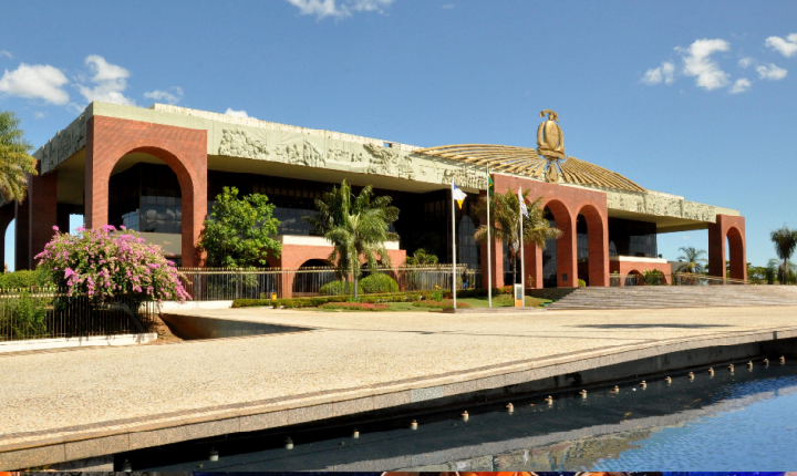 Sancionada lei que aumenta salário do governador, vice e secretários do Tocantins