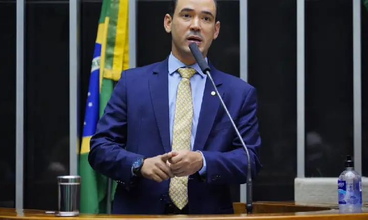 TSE autoriza Vicentinho Jr a se desfiliar do PL sem perda de mandato; ação revela relação turbulenta de deputado com partido