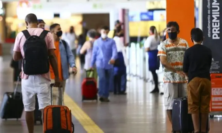 Uso de máscara volta a ser obrigatório em aeroportos e aviões no Brasil, determina Anvisa