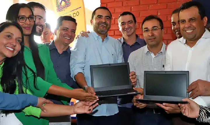 Wanderlei entrega equipamentos do Programa Tô Ligado para escolas de Araguaína