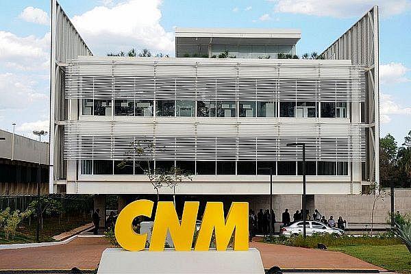 Adicional do FPM ajuda municípios e 90% garantem ter pago folha e 13º, mas 21,5% admitem atraso com fornecedores