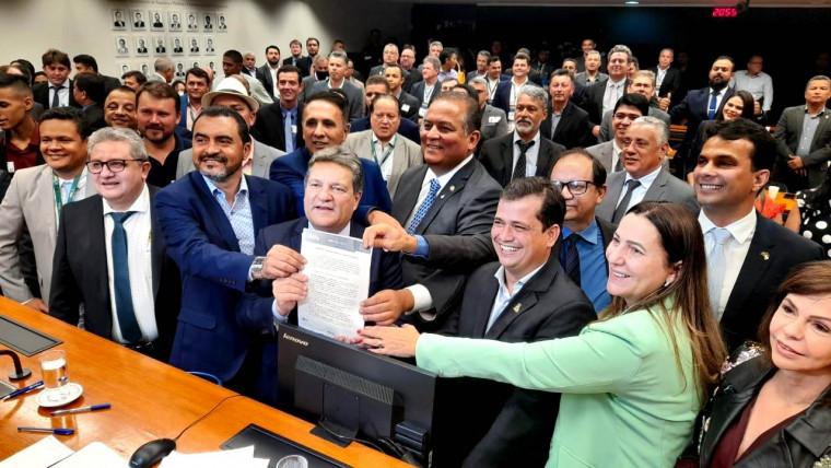Mais de 100 prefeitos assinam manifesto à Bancada Federal; veja reação dos parlamentares