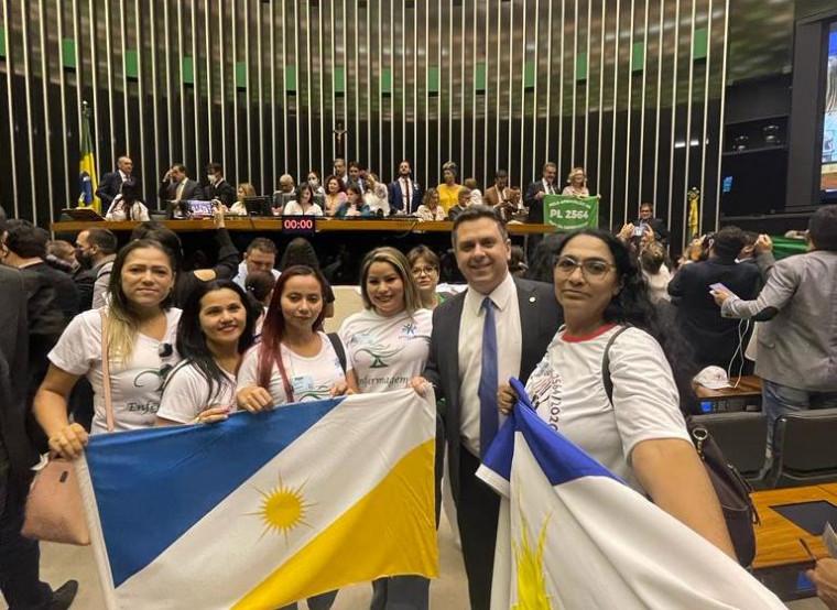 Aprovado, piso da enfermagem beneficia 21 mil profissionais no Tocantins, destaca Tiago Dimas
