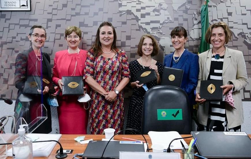 Kátia recebe reconhecimento por atuação na promoção de mulheres no Itamaraty