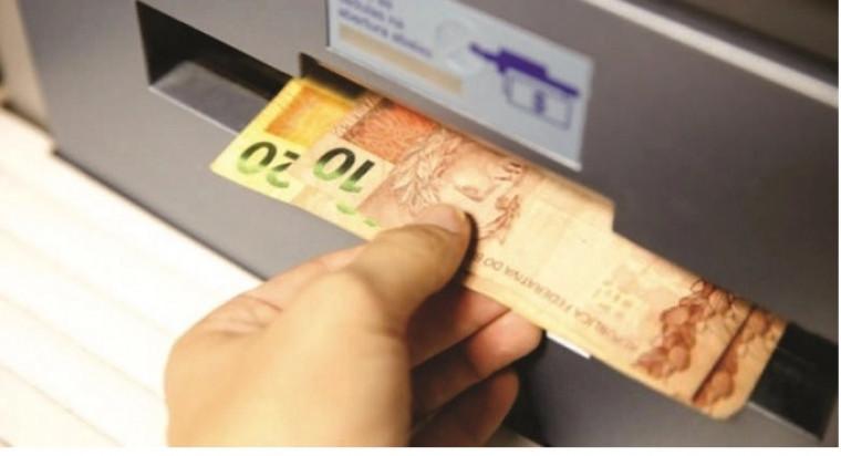 Banco terá que devolver em dobro dinheiro descontado de aposentada e pagar danos morais