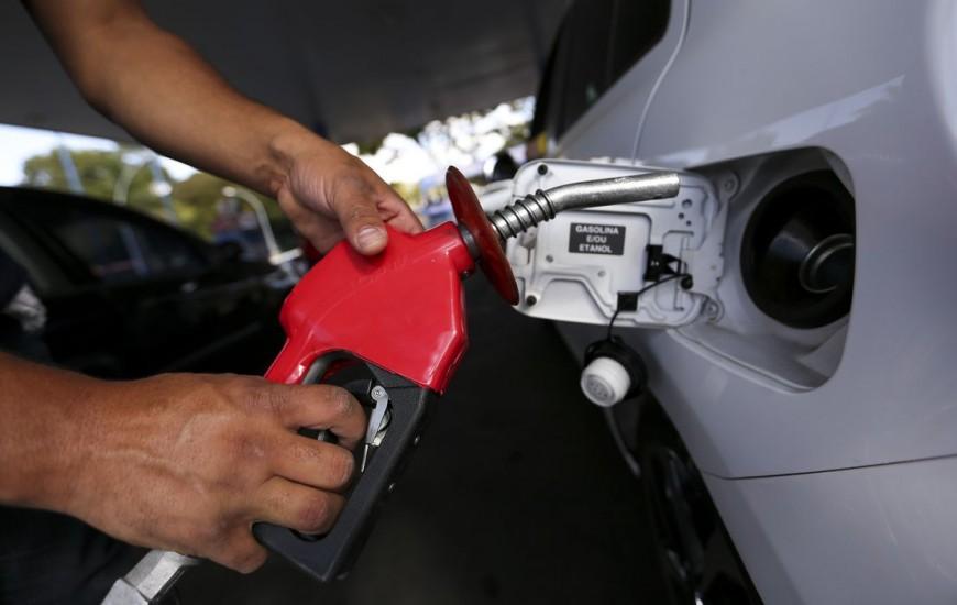 Petrobras anuncia redução de 4,8% no preço da gasolina para distribuidoras