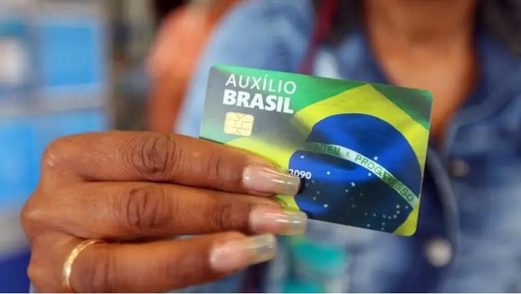 Beneficiários do Auxílio Brasil já podem contratar empréstimo na Caixa; confira as regras