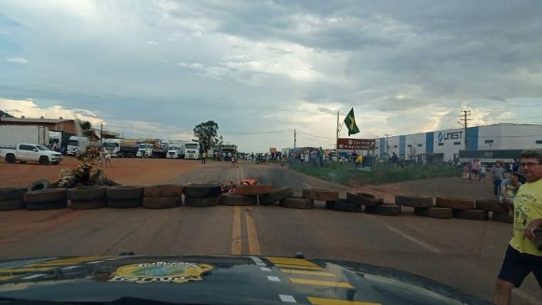 BR-153 volta a ser bloqueada no Tocantins por caminhoneiros pró-Bolsonaro, agora em Paraíso