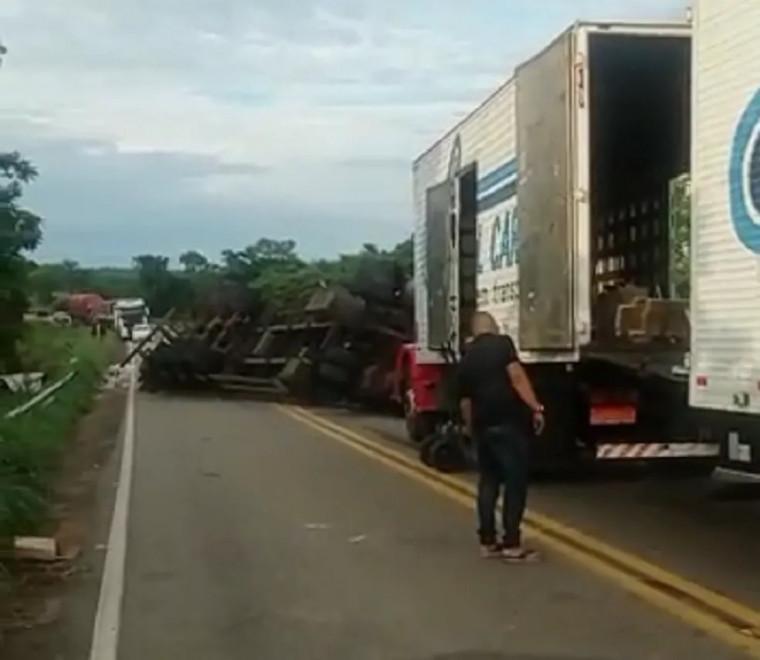 Armas e munições são saqueadas por populares após caminhão tombar na rodovia TO-455