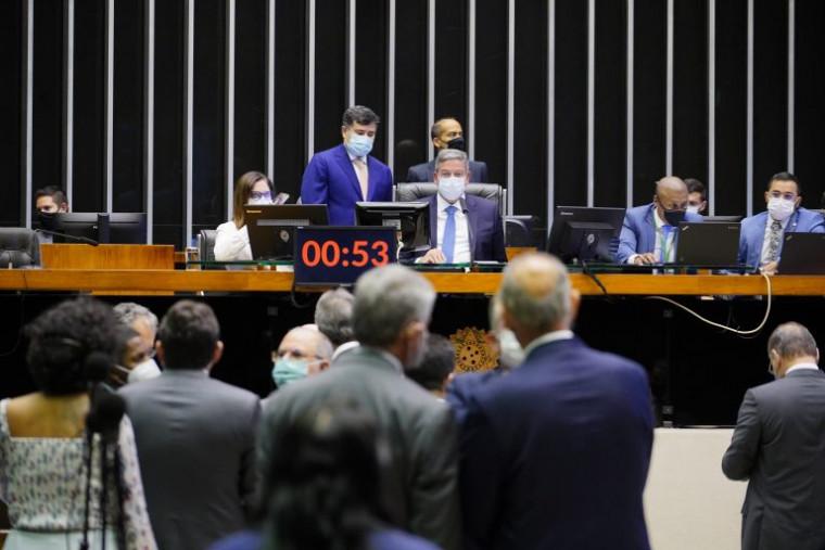 Grupo de partidos vai questionar cálculo de sobras de votos para definir deputados eleitos e agita bastidores