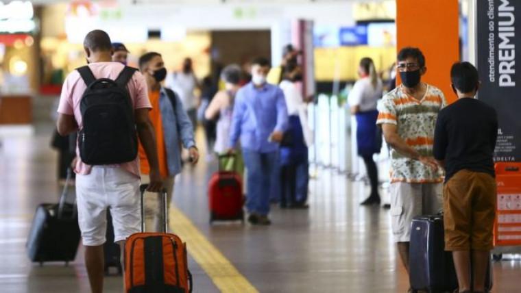 Uso de máscara volta a ser obrigatório em aeroportos e aviões no Brasil, determina Anvisa