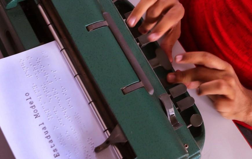 Estudantes com deficiência visual poderão solicitar diploma em braille