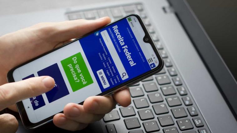 Com tabela defasada desde 2016, quem ganha um salário e meio pagará Imposto de Renda