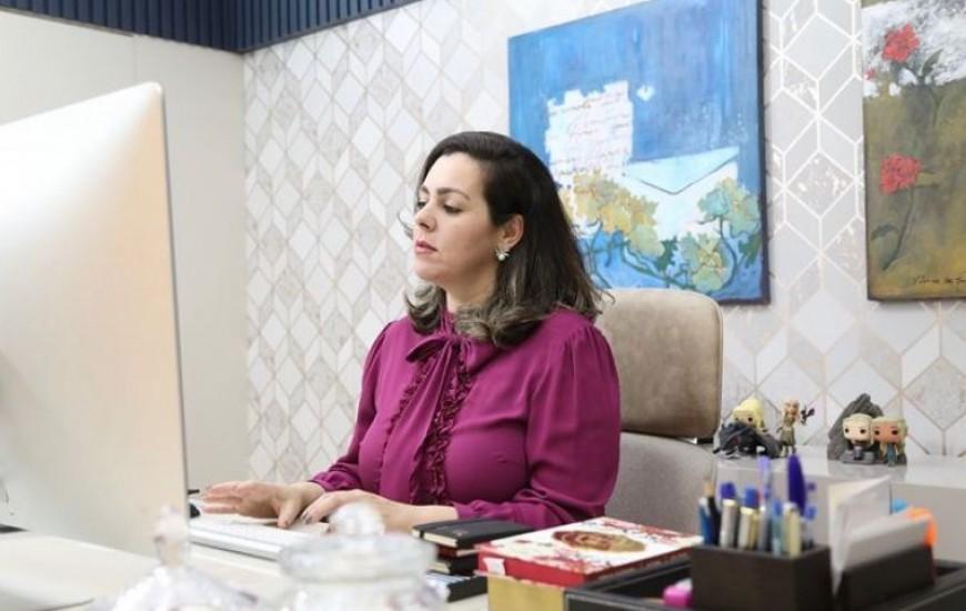 Calada sobre sucessor, Cinthia mantém foco na gestão... e acerta na estratégia