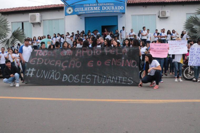Com faixas e cartazes, estudantes fazem protesto contra o Novo Ensino Médio em Araguaína