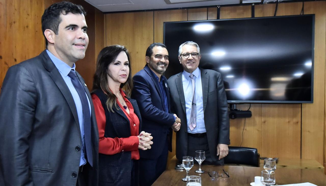 Governador cobra apoio a Padilha para obras da Transcolinas, BR-010 e Ponte de Filadélfia