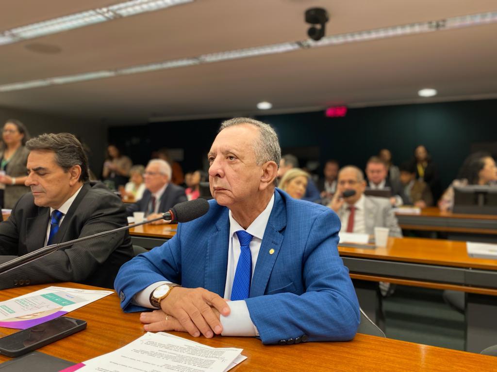 Projeto do piso salarial de agentes de vigilância sanitária tem voto favorável de Antonio Andrade