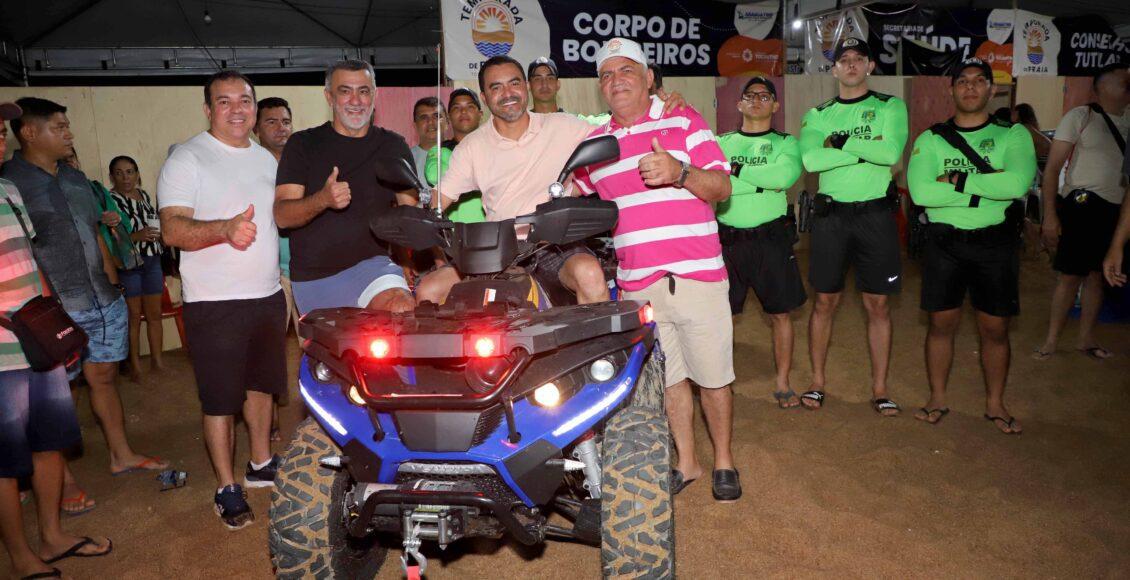 Na Praia da Ponta, Wanderlei entrega quadriciclo para a PMTO; Araguatins recebeu R$ 550 mil para estrutura da temporada