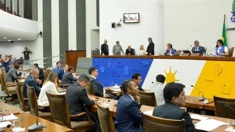 Deputados aprovam auxílio a servidores, indenização e estadualização de escolas em 13 cidades