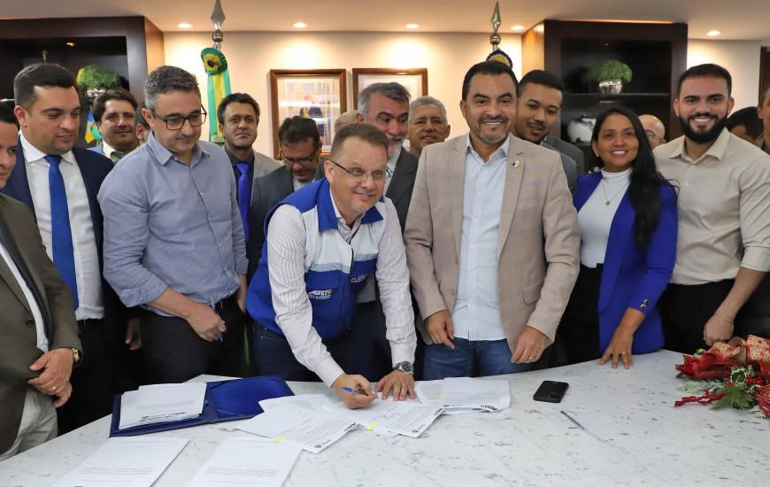 Estado firma parceria público-privada para instalar energia solar nos órgãos públicos