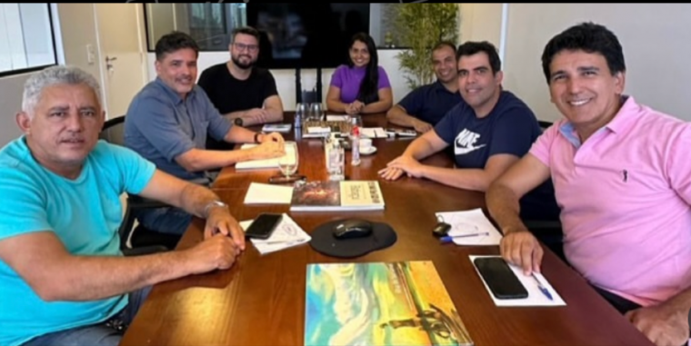 Foto que reúne pré-candidatos a prefeito de Palmas e lideranças políticas movimenta os bastidores